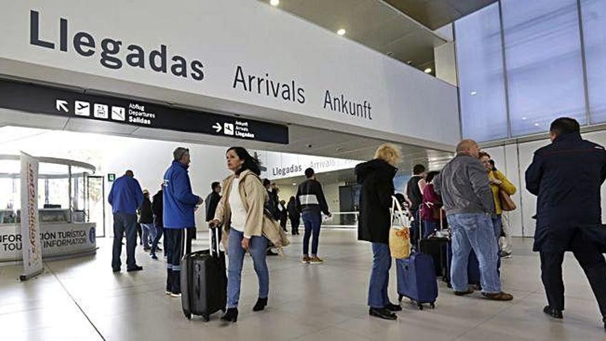 Las arcas municipales ingresarán este año por primera vez 736.000 euros por el IBI del aeropuerto