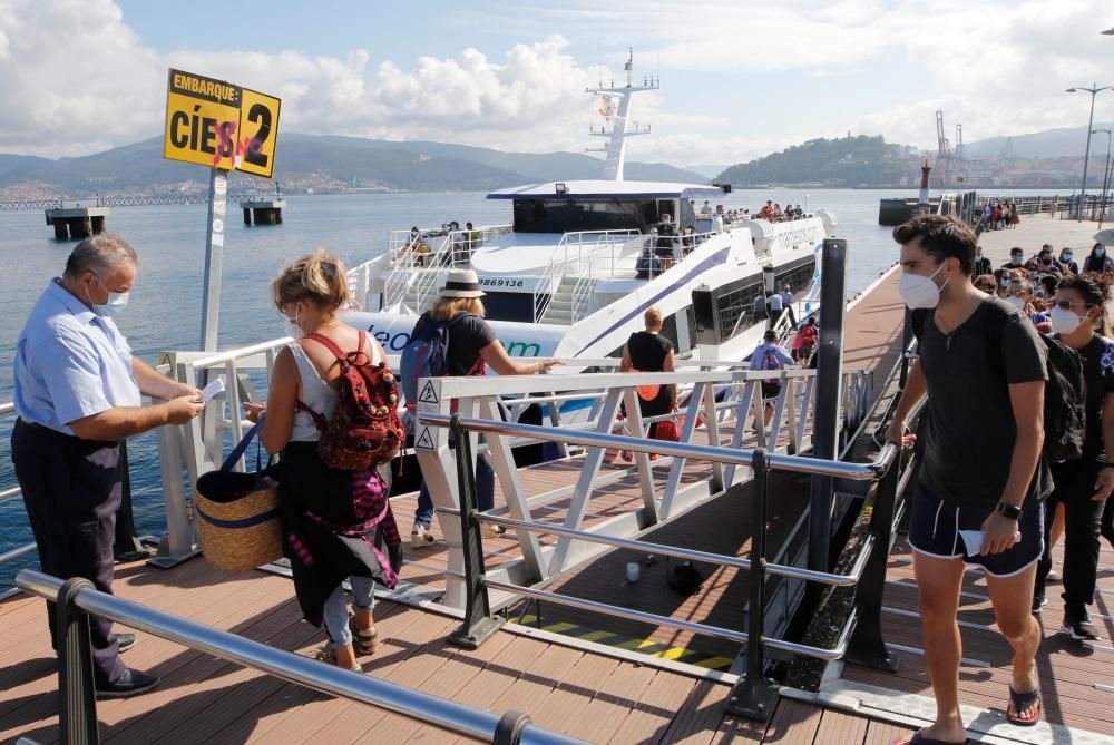 Cíes recibe a los primeros visitantes desde Vigo y Cangas. // Alba Villar | Santos Álvarez