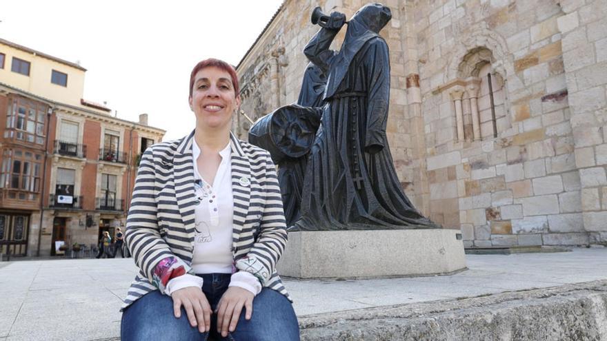 La youtuber de educación zamorana Elena Prieto sentada junto al Merlú de Zamora en una imagen de archivo.