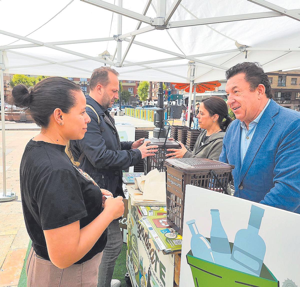 José Ramón Pando, concejal de gobierno de Licencias y disciplina urbanística, y servicios básicos del Ayuntamiento de Ovied, en un stand de la pasada campaña informando a los ciudadanos.