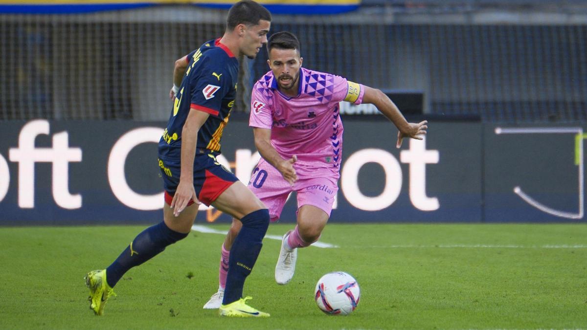 Miguel inicia una jugada ante Kirian Rodríguez en el Las Palmas-Girona en el Estadio Gran Canaria.
