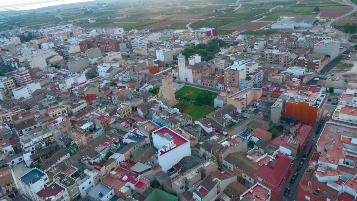 Una vista aérea de la población de Almussafes con parcelas agrícolas al fondo, en una imagen de archivo.