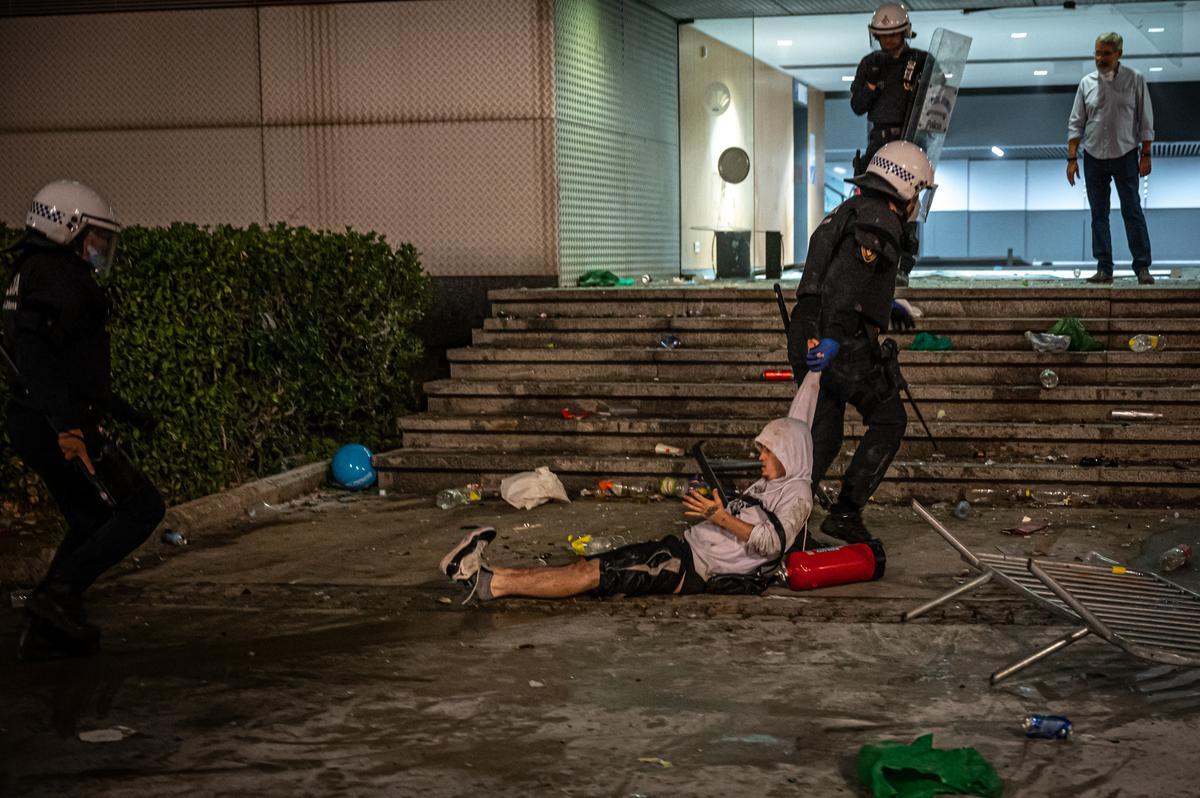 La Guardia Urbana se lleva a un joven durante el botellón en Maria Cristina.