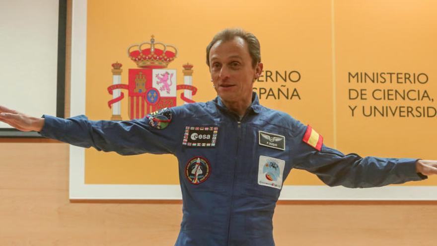 Pedro Duque se viste de astronauta.