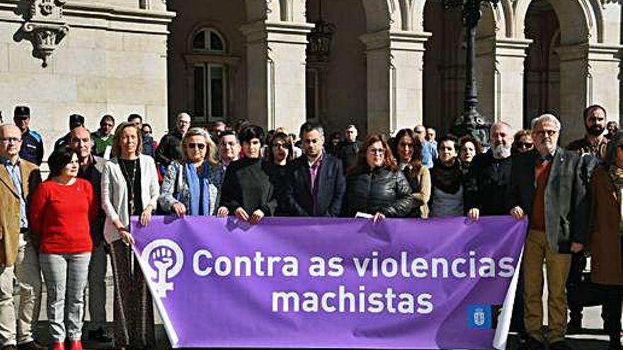 Silencio por las víctimas de violencia machista | Miembros de la Corporación municipal y también trabajadores del Concello se concentraron ayer para guardar un minuto de silencio en repulsa por los actos de violencia machista que acabaron con la vida de tres mujeres en este fin de  semana, una de ellas, en Valga (Pontevedra). El delegado del Gobierno, Javier Losada, convoca hoy, a las 11.30 horas, una concentración en repulsa por estos crímenes. Son doce las mujeres asesinadas por el machismo en España en 2019. La Xunta se concentró ayer en Nuevos  Ministerios