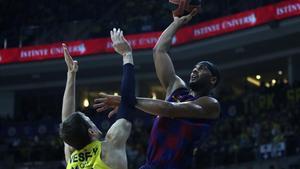 El azulgrana Brandon Davies lanza por encima de Vesely en el encuentro disputado en Estambul