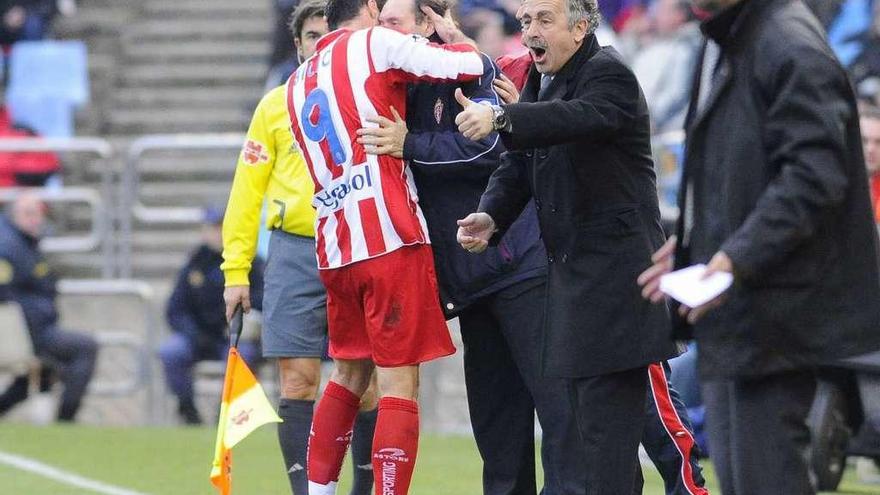 Mate Bilic celebra un gol con Quini junto a un exultante Manolo Preciado.