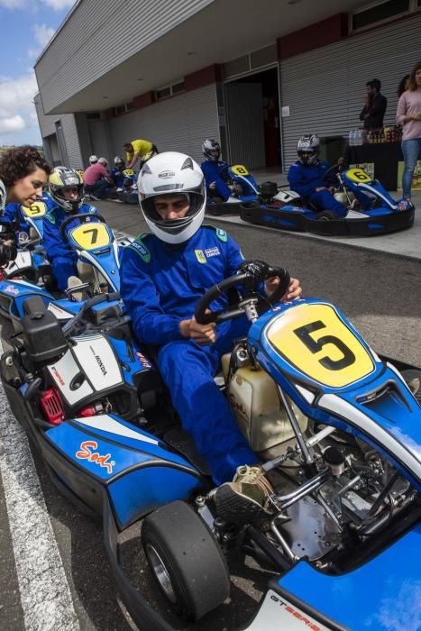 Periodistas y organizadores de la Vuelta Ciclista visitan el museo de Fernando Alonso