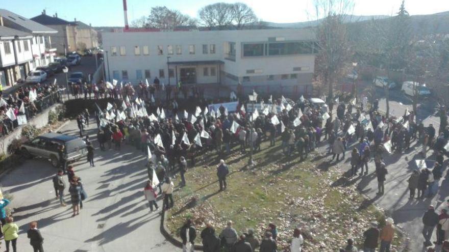 Manifestantes ante el Centro de Salud de Puebla