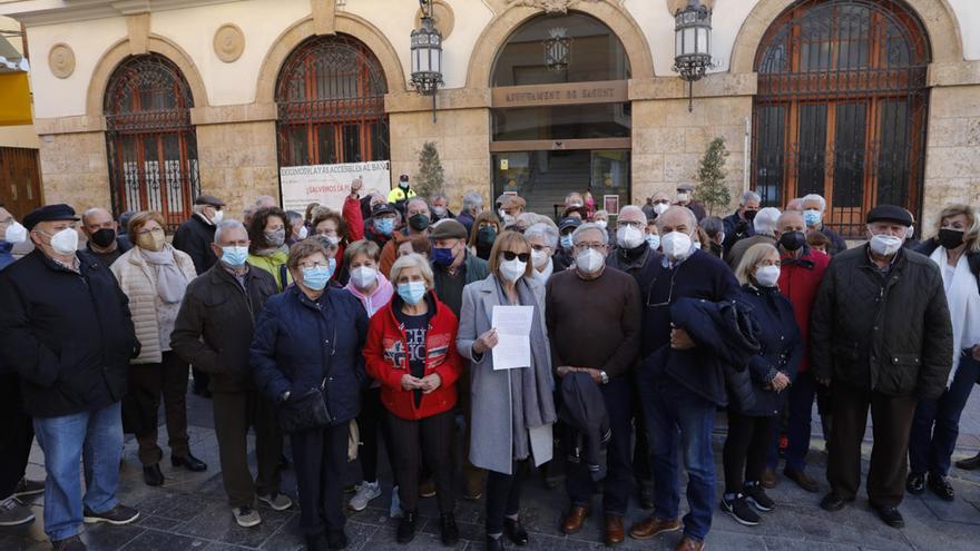 Pensionistas de Sagunt protestan por la falta de atención personal en la banca.