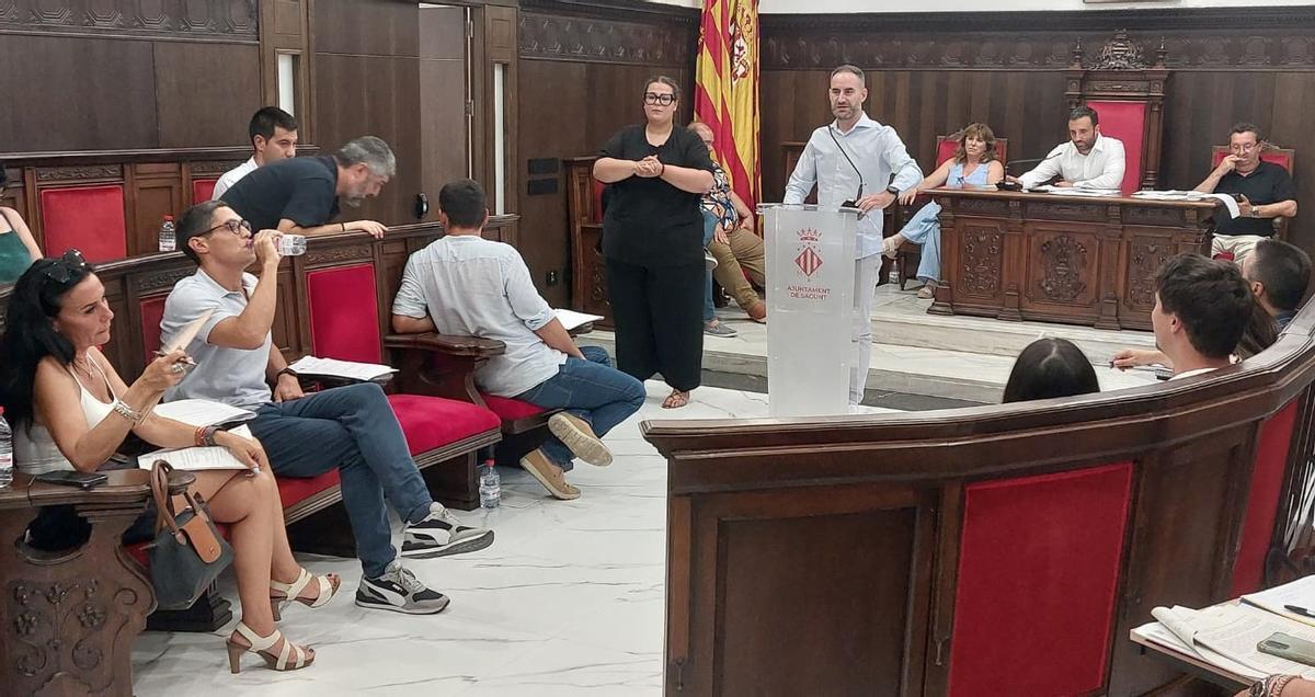 El concejal de Movilidad Urbana, Javiewr Raro, durante una intervención en el pleno de este jueves.