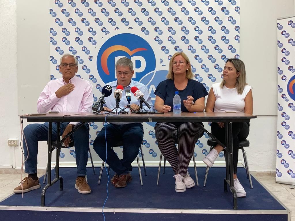 Por la izquierda, Ramón Suárez, Marco Aurelio Pérez, Elena Álamo y Araceli Armas, durante la rueda de prensa en la sede de PP-AV.