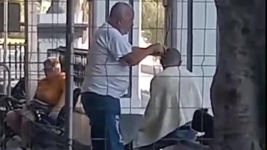 &quot;¡Que no falte de nada en Agaete!&quot;... hasta un corte de pelo en la plaza