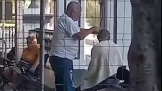 "¡Que no falte de nada en Agaete!"... hasta un corte de pelo en la plaza