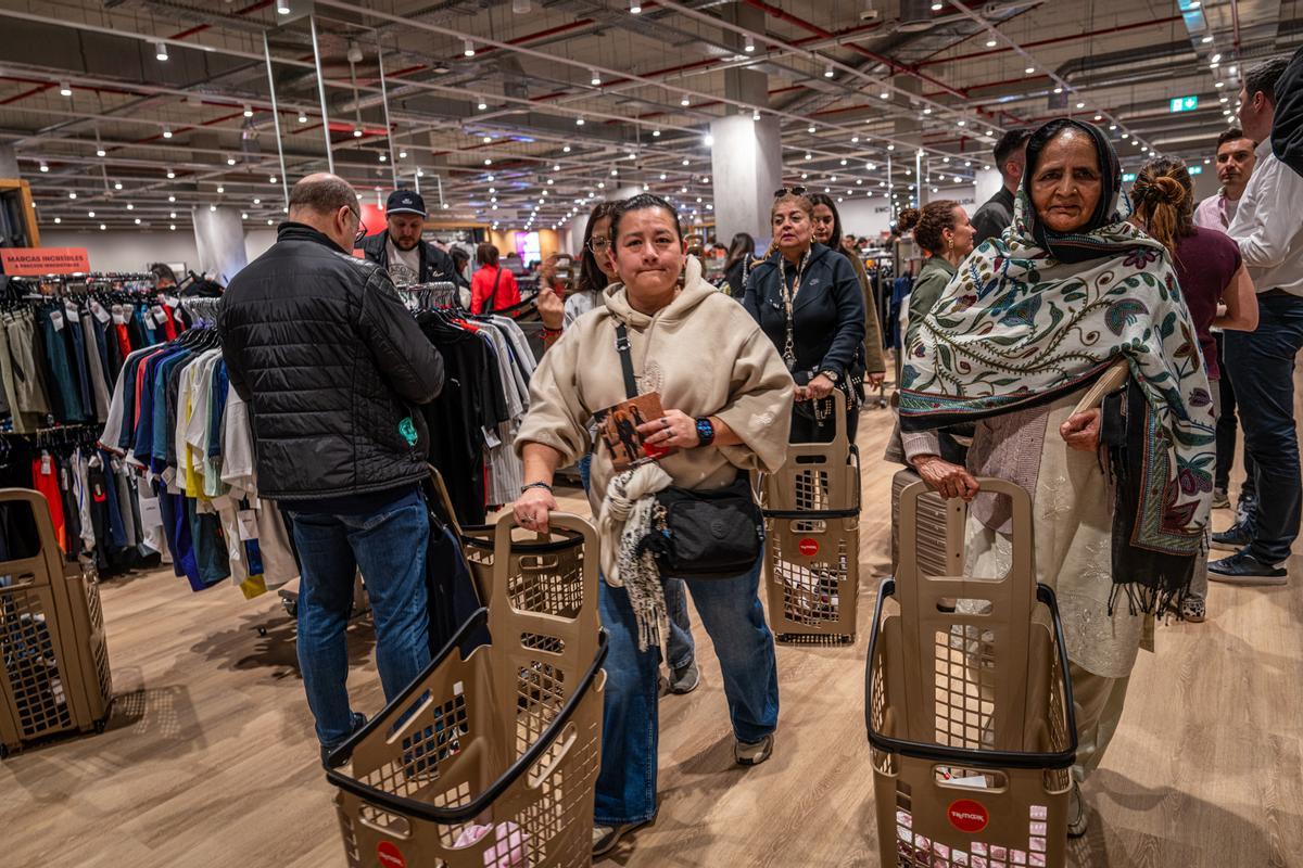 Furor y ofertas en el estreno de la primera tienda en Barcelona del outlet de grandes marcas TK-Maxx