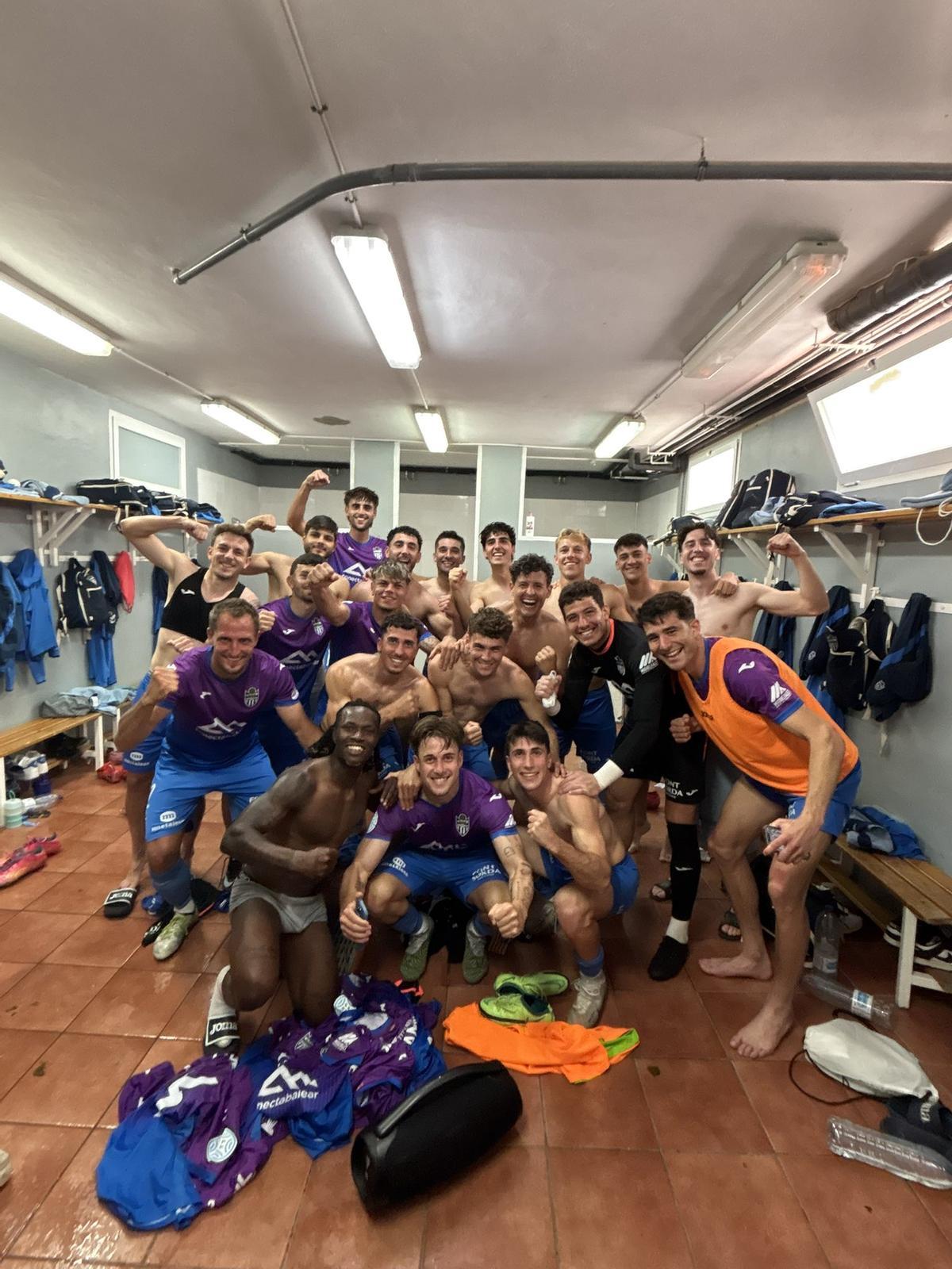 Los jugadores del Baleares posan en el vestuario tras el triunfo ante la SD Ibiza