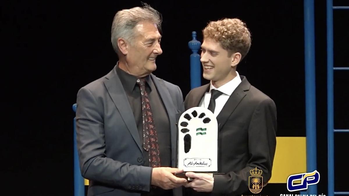 Entrega del premio a Niño Ruvén.