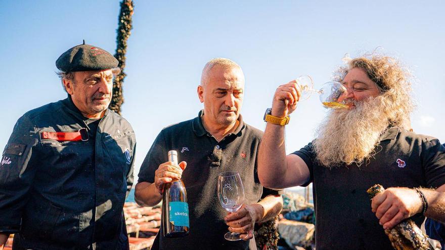 Así se vivió el izado del albariño con más de 15 años de crianza bajo el mar de Arousa