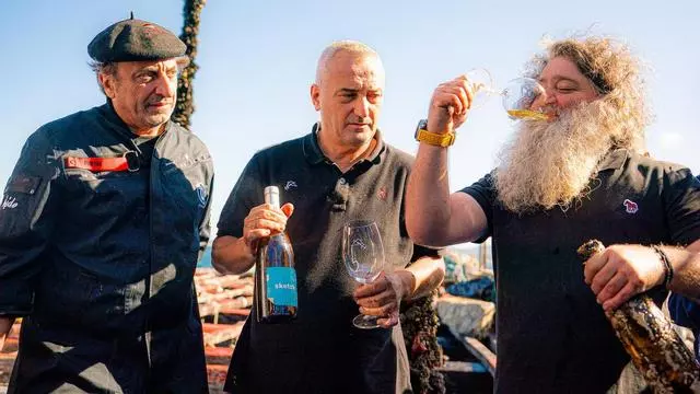 Así se vivió el izado del albariño con más de 15 años de crianza bajo el mar de Arousa