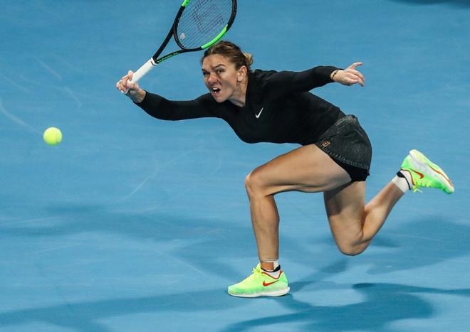 Simona Halep de Rumania devuelve la pelota durante su partido de tenis de cuartos de final WTA Qatar Open contra Julia Goerges de Alemania en Doha.