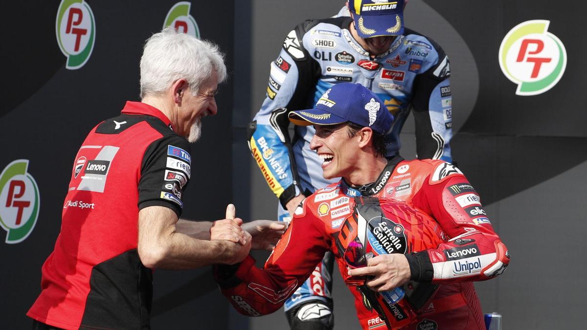 Gigi Dall’Igna felicitando a Marc Márquez