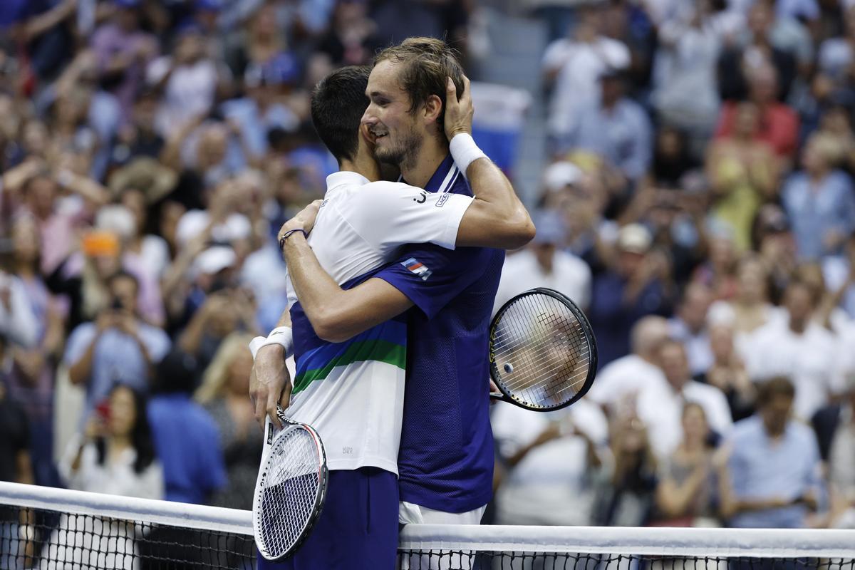 Medvedev arrolla a Djokovic e impide que el serbio haga historia