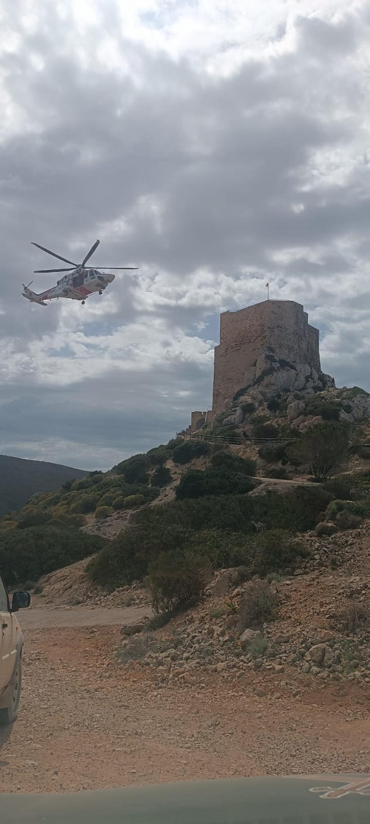 El helicóptero de Salvamento Marítimo sobrevuela Cabrera.