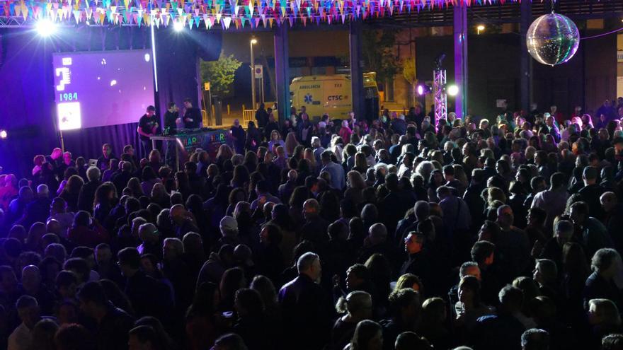 La plaça Catalunya de Figueres es converteix en una discoteca amb la Festa Charly