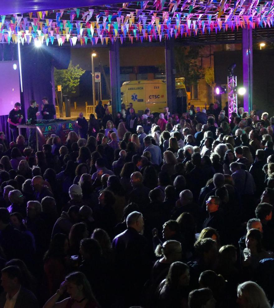 La plaça Catalunya de Figueres es converteix en una discoteca amb la Festa Charly
