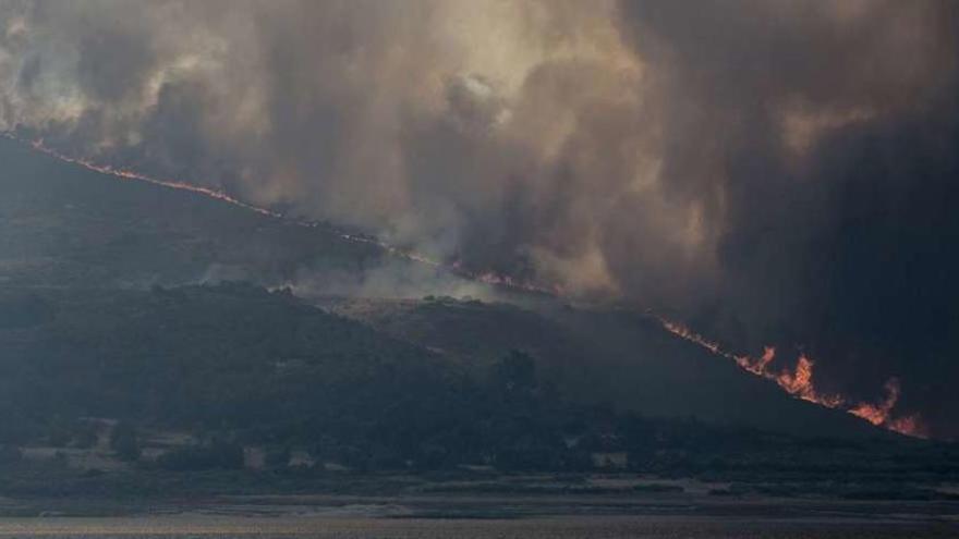 Los medios aéreos actúan sobre el fuego, que se acercó al pueblo de Requiás (Muíños), donde la Xunta activó el nivel 2. // Brais Lorenzo