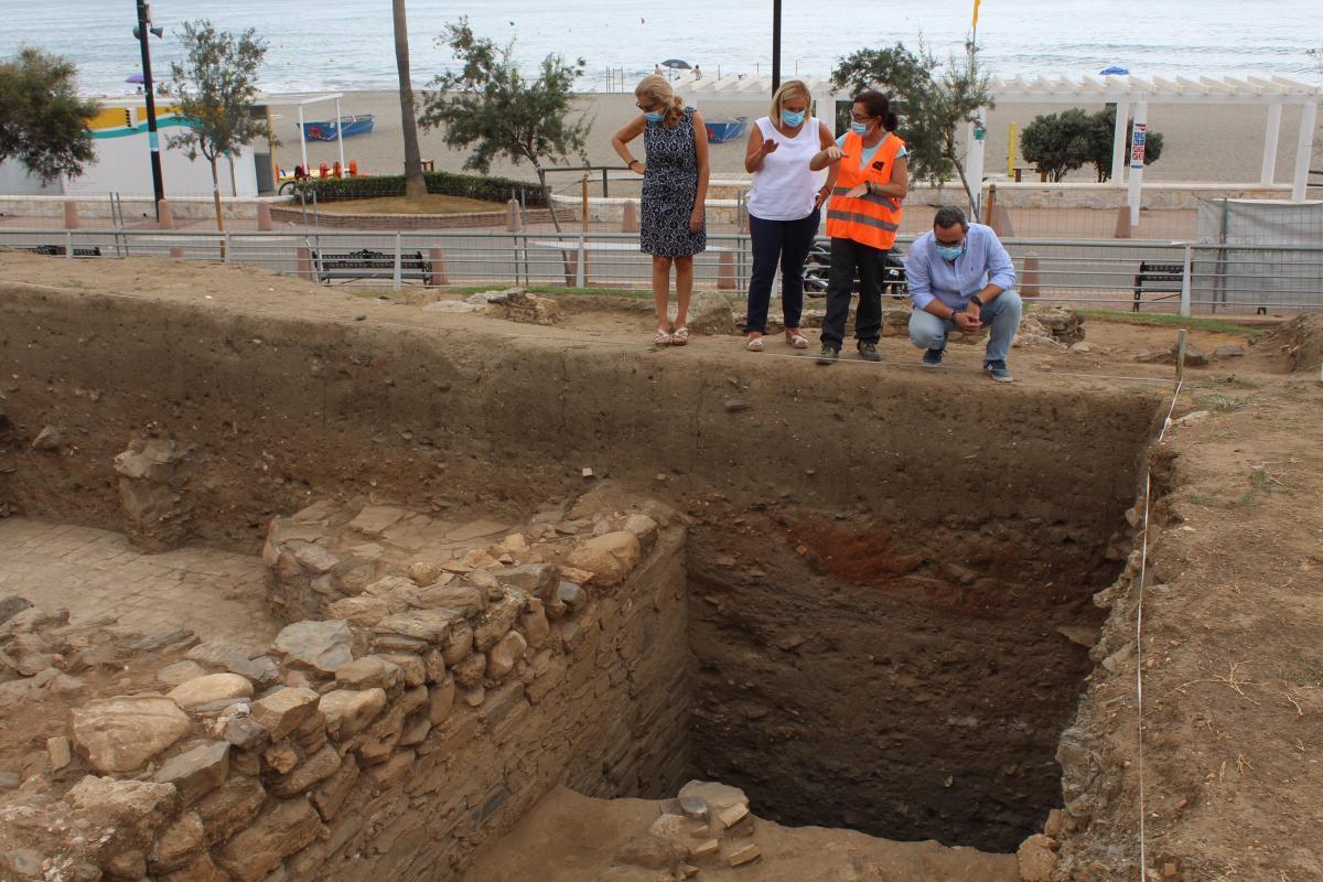 La alcaldesa de Fuengirola, Ana Mula, durante la visita a las excavaciones.