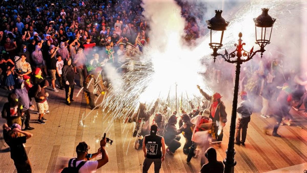 Imagen de archivo de un 'correfoc' durante la Fiesta Mayor de Cornellà.