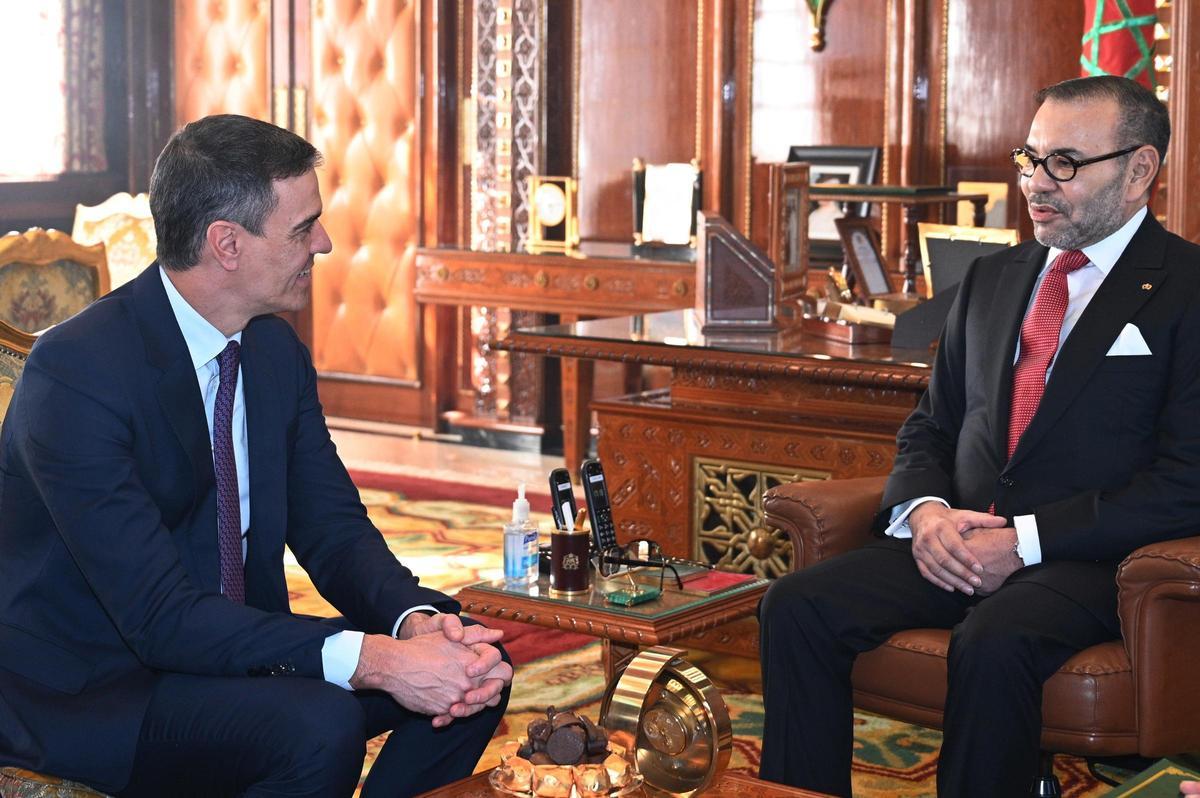 Archivo - El presidente del Gobierno español, Pedro Sánchez, es recibido por el Rey de Marruecos, Mohamed VI