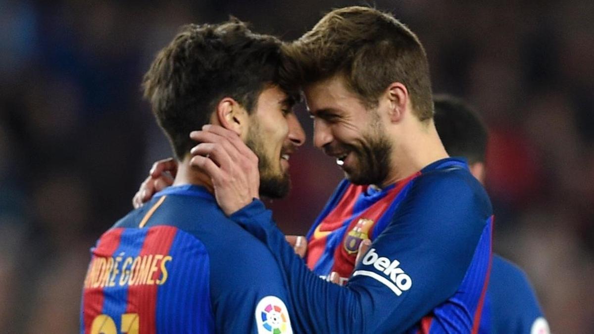 Gerard Piqué (derecha) felicita a André Gomes por su gol al Valencia.