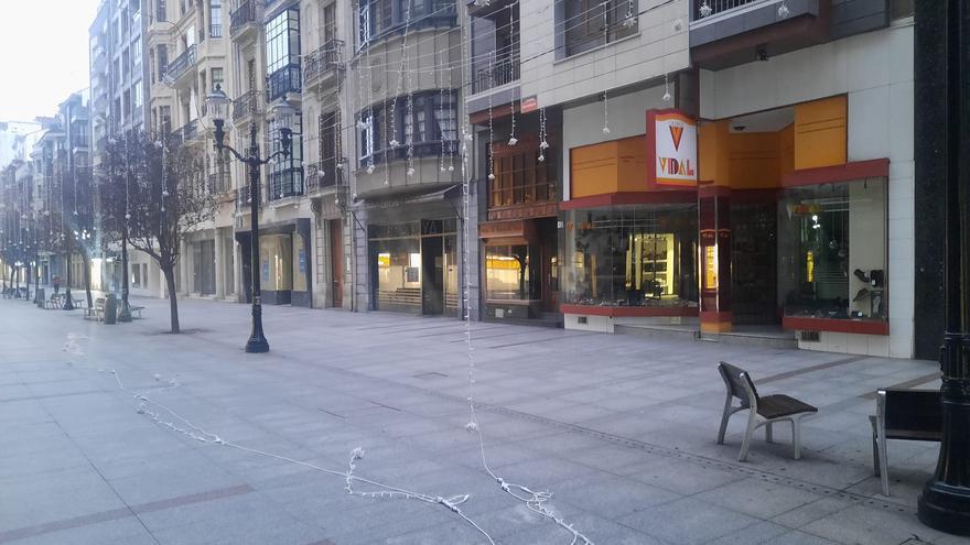 Acto vandálico en Gijón: arrancan parte de las luces de Navidad de la calle Corrida
