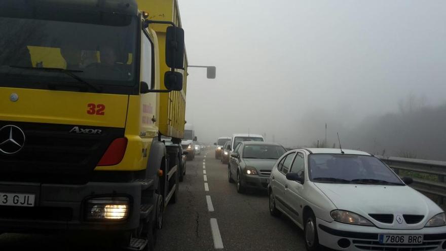 La niebla y las obras dificultan la circulación en la ronda exterior de Oviedo