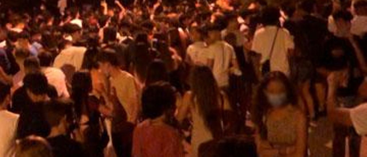 Jóvenes en uno de los macrobotellones celebrados en El Arenal, en la isla de Mallorca.