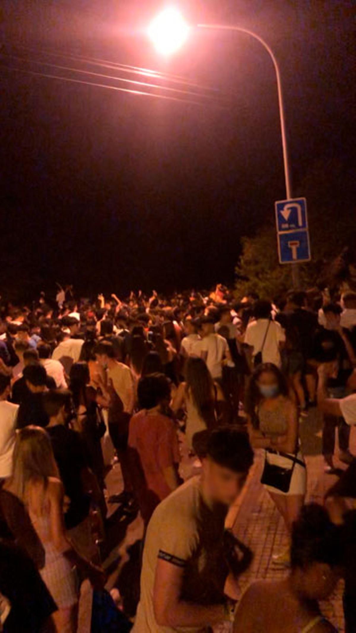 Jóvenes en uno de los macrobotellones celebrados en El Arenal, en la isla de Mallorca.