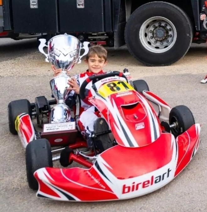 Un piloto de karting de 10 años y de Manresa, actual líder del Campeonato de España de karting: «Me gustaría llegar a la Fórmula 1»