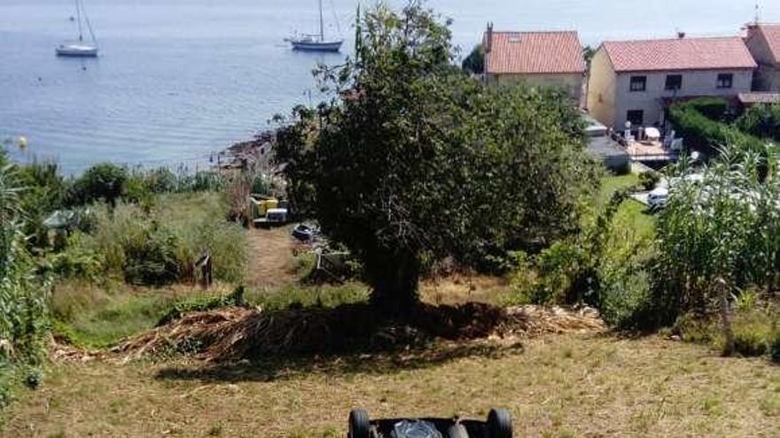 Un coche cae por un terraplén en Sanxenxo  |  Los vecinos del lugar de A Granxa, en Sanxenxo, se encontraron con esta curiosa estampa de un coche volcado sobre una finca. Al parecer el suceso ocurrió el sábado por la tarde cuando los ocupantes del turismo realizaban unas maniobras y, en un despiste, el coche se precipitó por un desnivel hacia la finca. No se registrron daños personales graves.