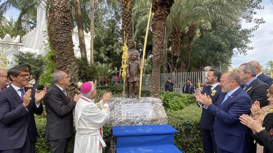 Miles de palmas protagonizan el Domingo de Ramos en Elche