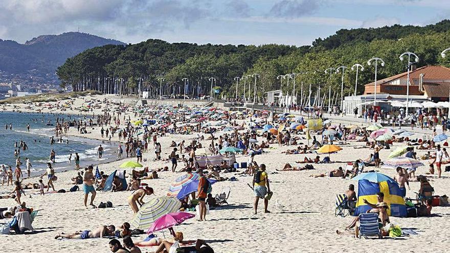 Bañistas en la playa de Samil, que será libre de humos.