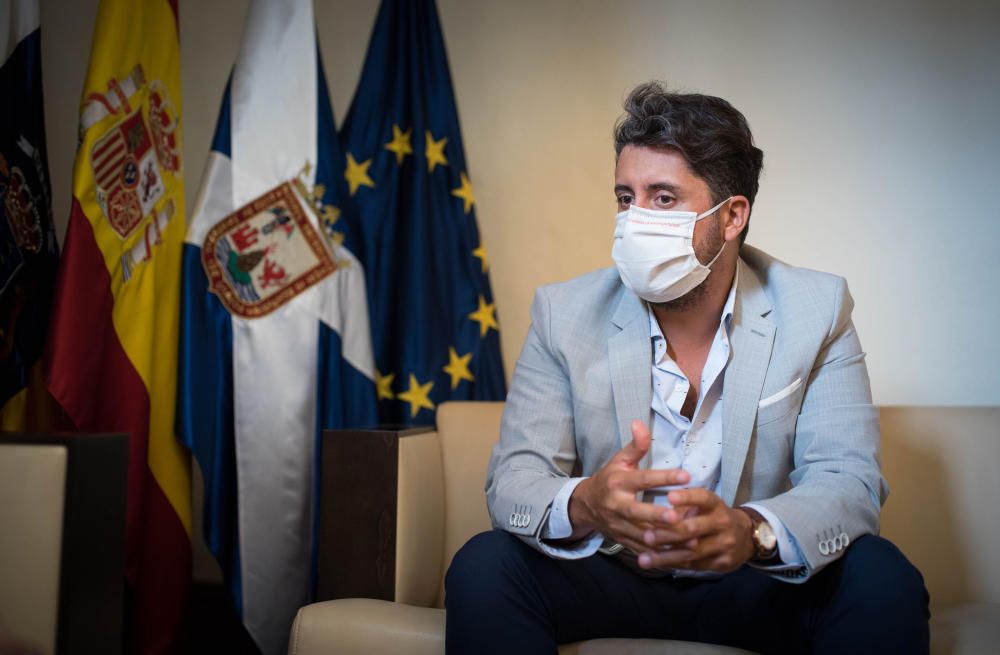 El alcalde de La Laguna, en las dependencias del ayuntamiento.