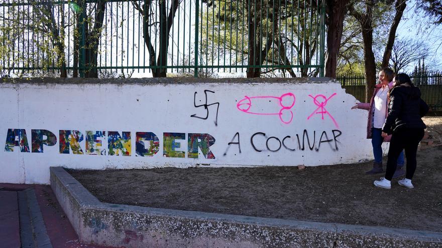 Pintan esvásticas y penes en la fachada de un colegio en Valladolid