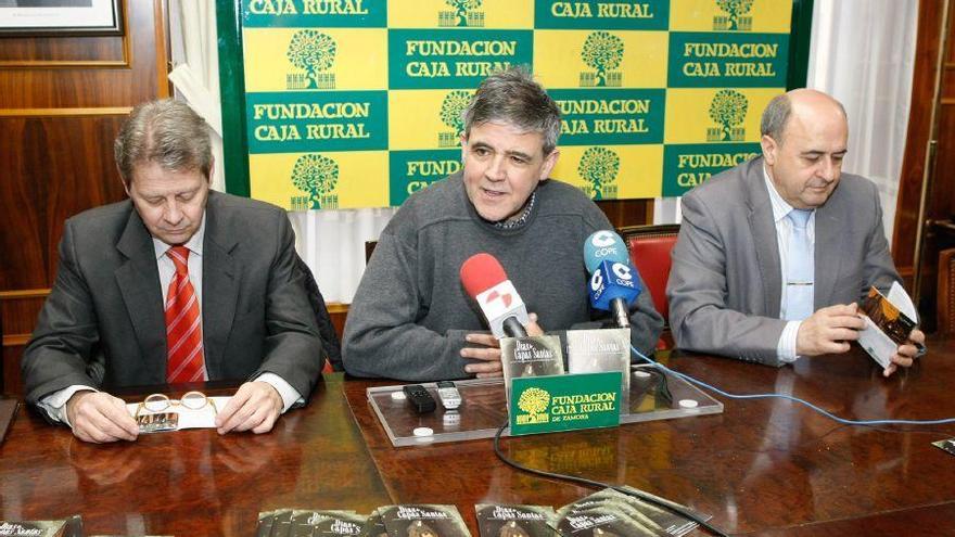 Ricardo Flecha, en el centro, durante la presentación.