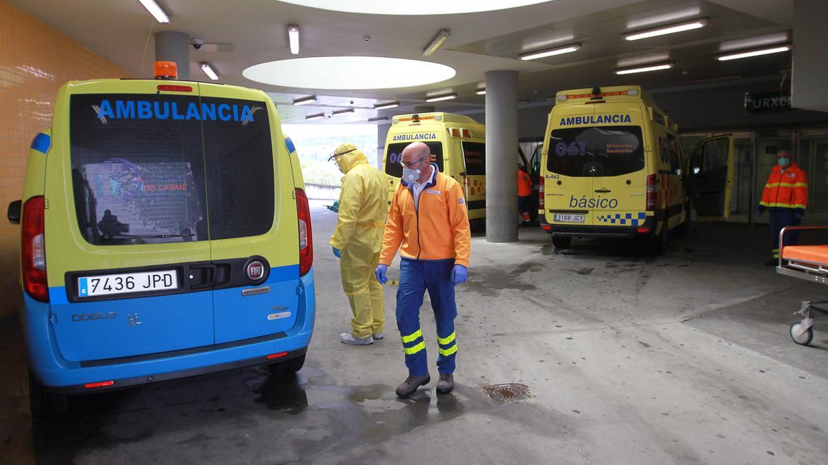 Entrada al servicio de Urgencias del hospital de Ourense, en una imagen de esta pandemia. // I. OSORIO