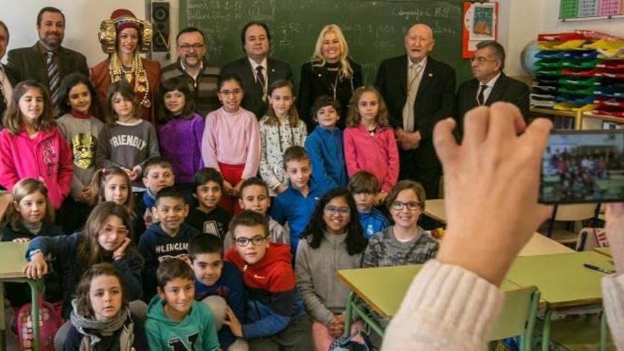 Los escolares del Ferrández Cruz fotografiándose con la Dama Viviente.