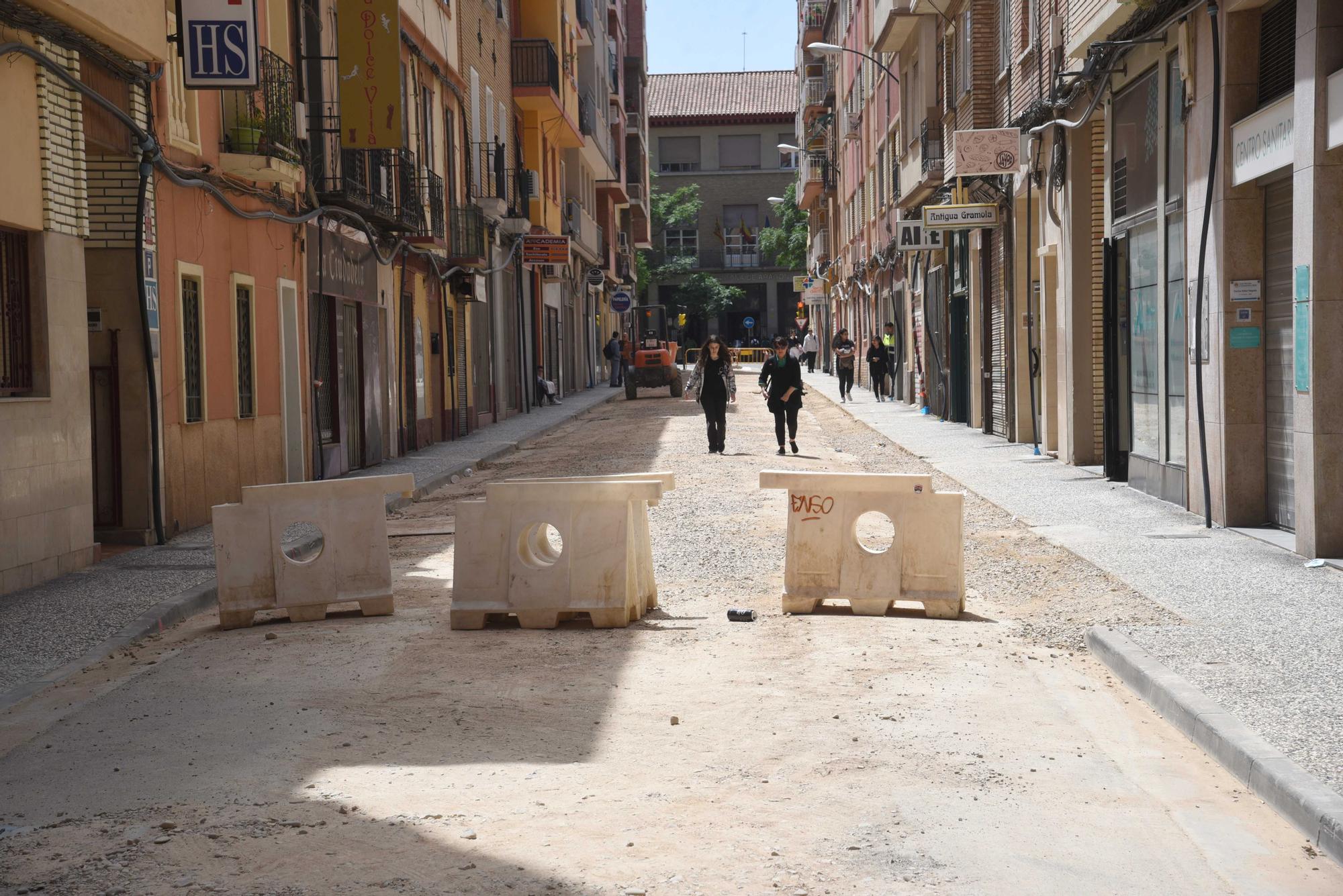 En imágenes | La calle Concepción Arenal, con las zanjas tapadas a la espera de la prometida reforma integral