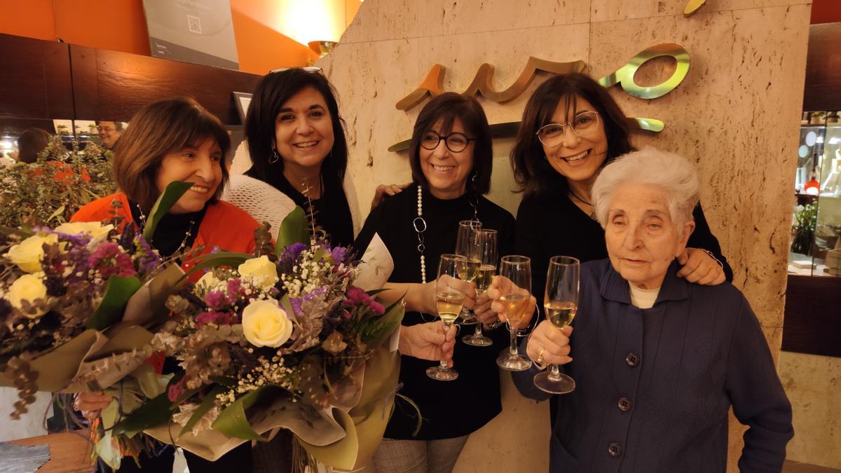 Maria Núria, Neus, Imma i Maria Uró, amb la tieta Núria, ahir de celebració a la botiga
