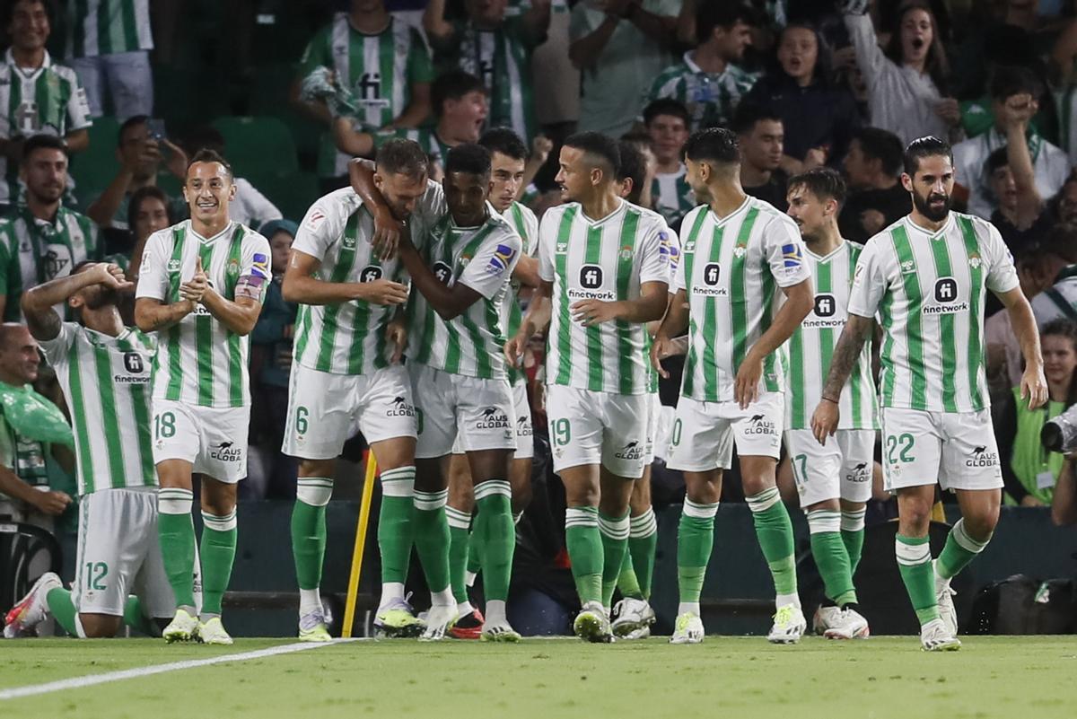 El Betis celebra el gol de Willian José ante el Rayo